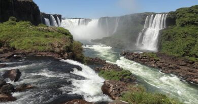 Vista de cima do lado brasileiro das Cataratas do Iguaçu
