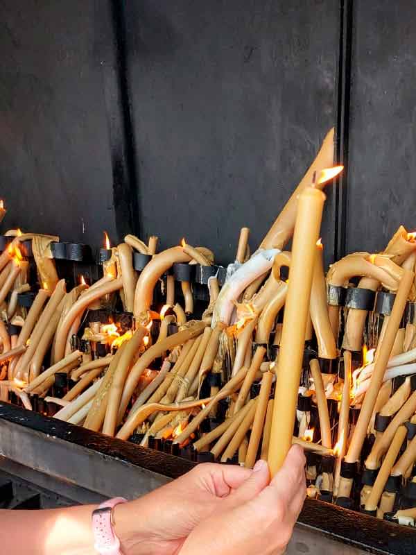 Crematório com as velas que são acesas em Fátima Portugal