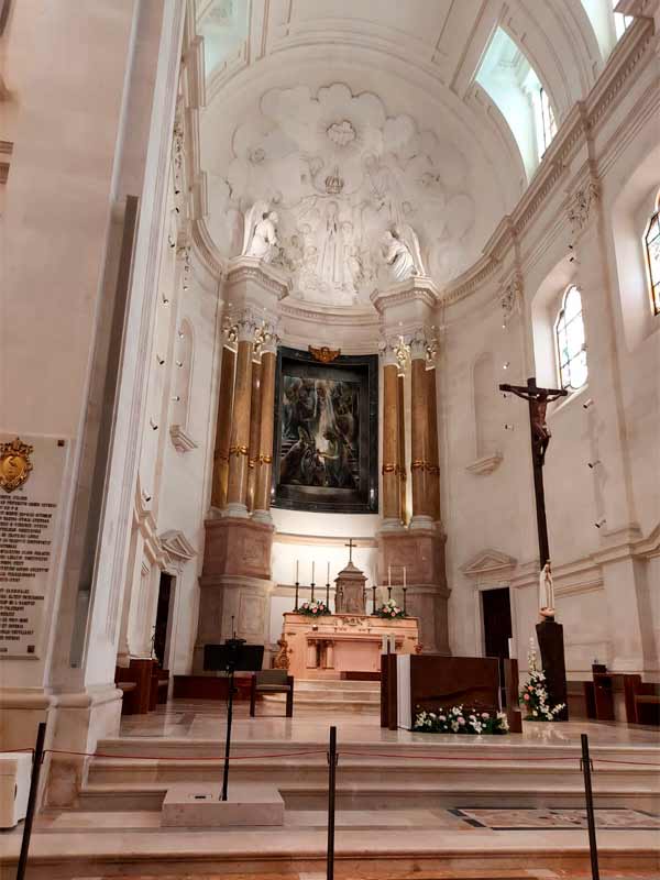 Altar da Basílica de Nossa Senhora do Rosário em Santuário de Fátima