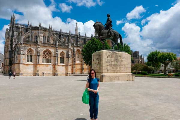 Mosteiro de Batalha visto de fora e estátua do soldado em homenagem a vitória na Batalha de Aljubarrota