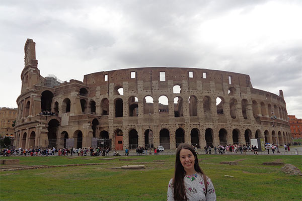 Eu na fachada do Coliseu de Roma