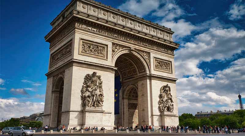 Arco do Triunfo na Champs Elysees em Paris