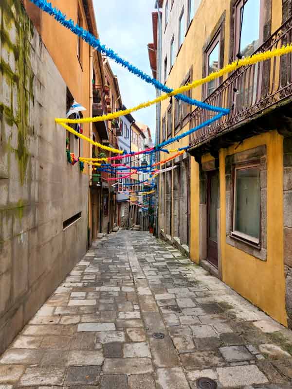 Bandeirolas amarelas e azuis espalhadas pelas vielas da cidade