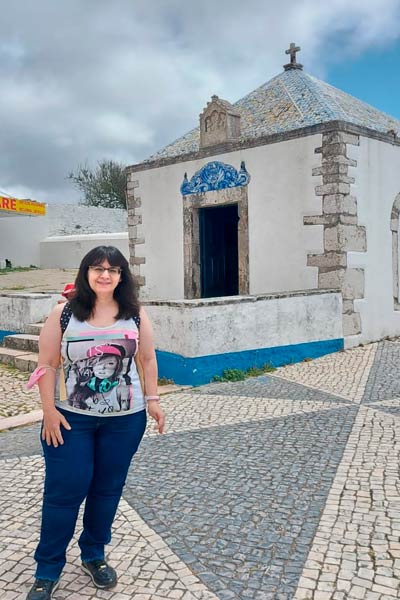 Capelinha Ermida da Memória vista externa e minha mãe na frente