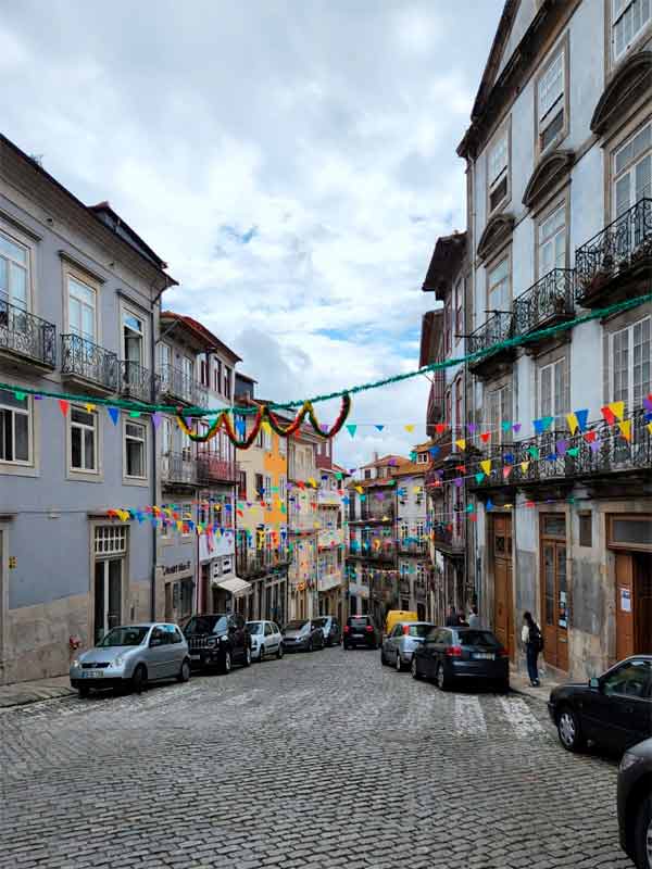 Cidade decorada com bandeirinhas para a Festa de São João do Porto