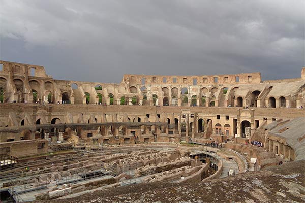 Arena do Coliseu de Roma por dentro