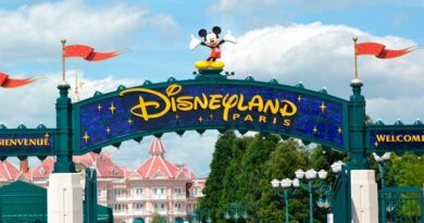 Placa de entrada do parque escrito Disneyland Paris e um Mickey em cima
