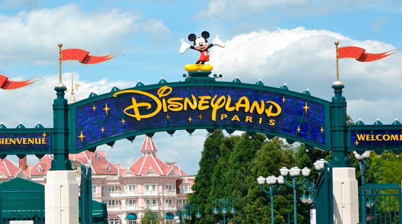 Placa de entrada do parque escrito Disneyland Paris e um Mickey em cima