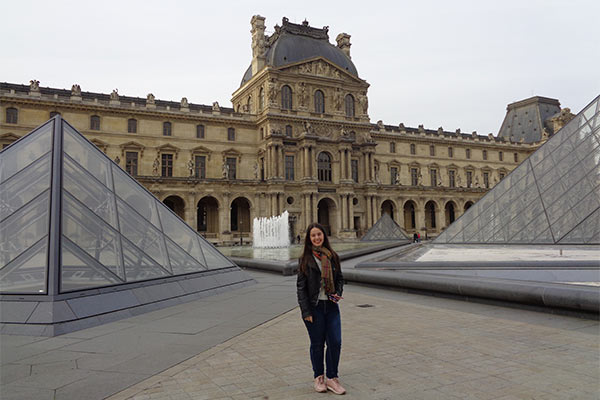 Foto na fachada do Museu do Louvre