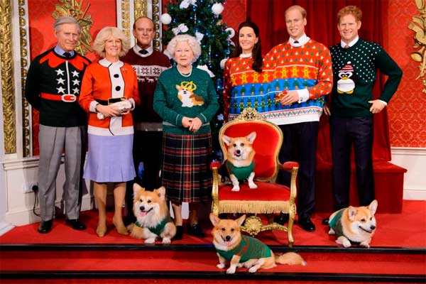 Família real britânica e todos os membros vestindo sueter natalino