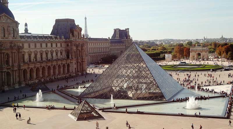 Pirâmides do Museu do Louvre em Paris