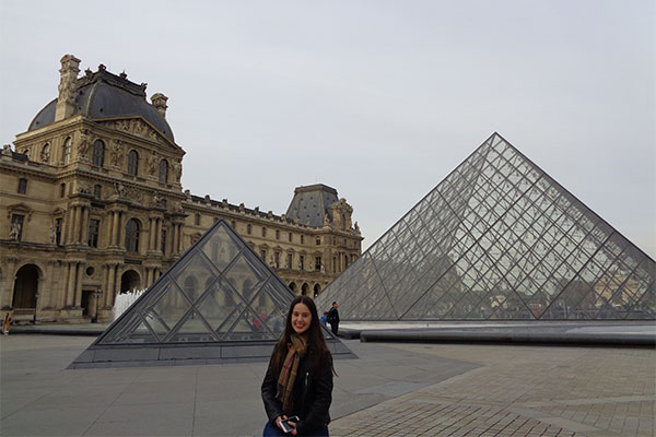 Foto nas pirâmides do Museu do Louvre