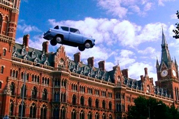 Estação de St Pancras com Ford Anglia do filme a Camara Secreta