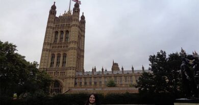 Torre do parlamento de Londres e do relógio Big Ben com uma bandeira da Inglaterra no topo