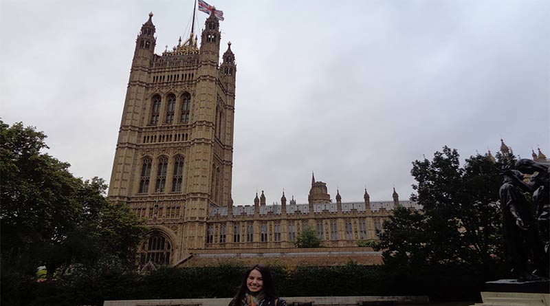 Torre do parlamento de Londres e do relógio Big Ben com uma bandeira da Inglaterra no topo