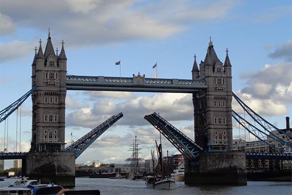 Tower Bridge de Londres abrindo