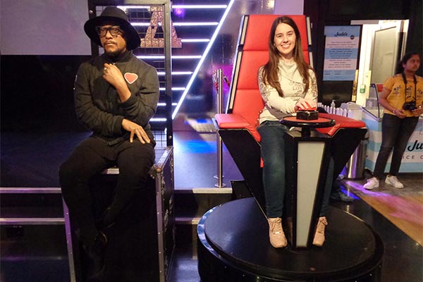 Eu na cadeira do The Voice com o técnico Will.i.am