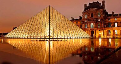 Pirâmide do Museu do Louvre iluminada a noite em Paris