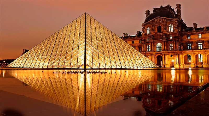 Pirâmide do Museu do Louvre iluminada a noite em Paris