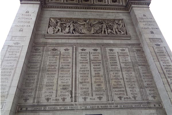 Nomes dos soldados mortos na inscrição que fica por dentro do Arco do Triunfo