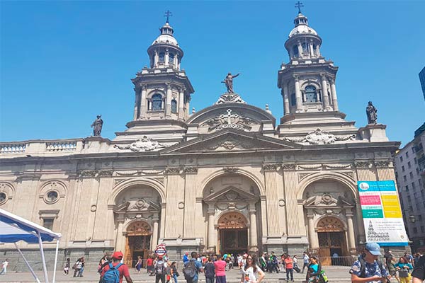 Catedral Metropolitana do Chile é um dos passeios gratuitos de Santiago