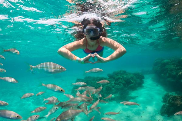 Seguro viagem para esportes radicais contempla a prática de mergulho e snorkel