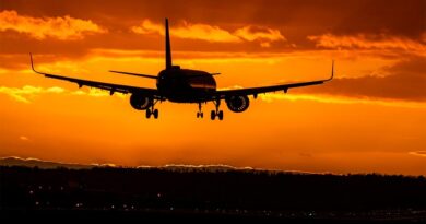 Avião no céu com um lindo por do sol