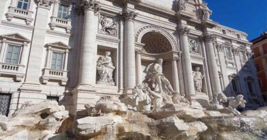 Fontana di Trevi é toda branca com água jorrando sob as pedras