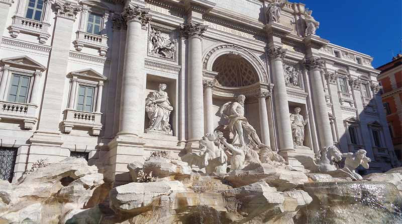 Fontana di Trevi é toda branca com água jorrando sob as pedras