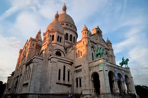 Fachada da basílica de Sacre Couer no bairro Montmartre em Paris