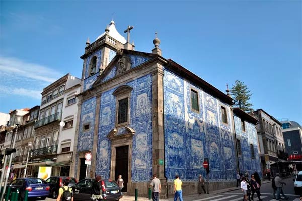 Tour pelos azulejos do Porto está estre os passeios mais legais pra quem procura o que fazer no Porto de graça