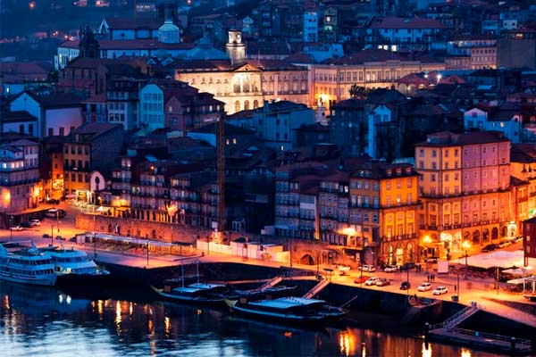 Cais da Ribeira no Porto iluminada