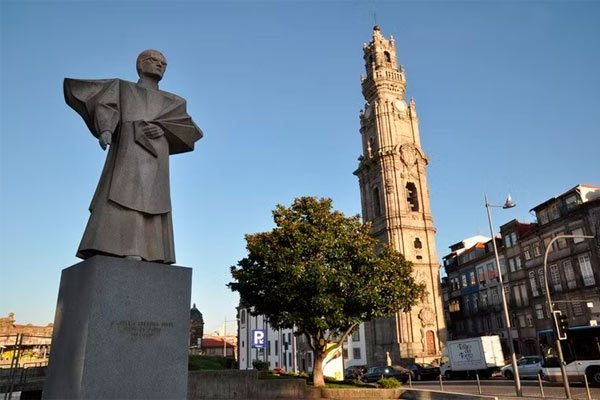 Torre dos Clérigos em um dia ensolarado de céu azul