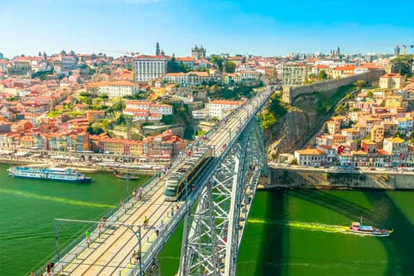 Contemplar a vista do mirante de Vila Nova de Gaia é um dos passeios mais lindos para quem procura o que fazer no Porto de graça