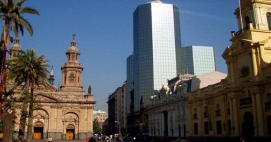 Catedral Metropolitana de Santiago no centro da Plaza de Armas