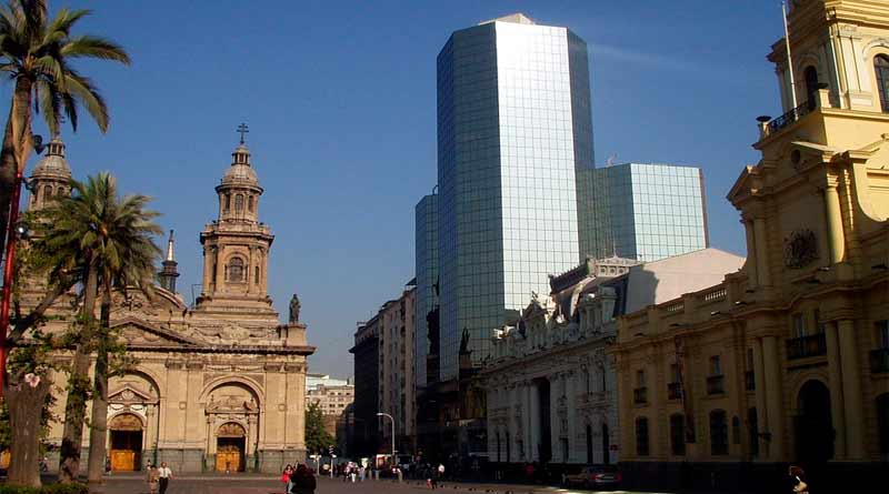 Catedral Metropolitana de Santiago no centro da Plaza de Armas