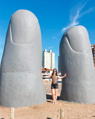 Eu do lado de um dedo do Monumento pra mostrar como eu fico pela metade. O monumento é bem grande