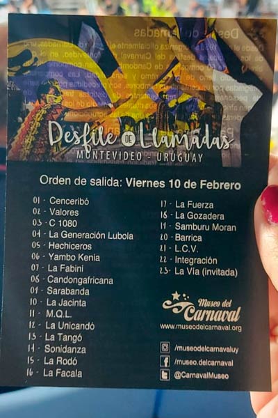 Panfleto com a relação das 23 equipes que se apresentaram no primeiro dia do Desfile Llamadas de Carnaval em Montevidéu