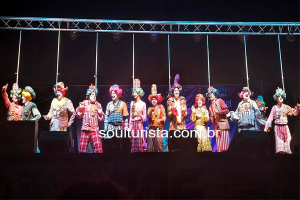Grupo Asaltantes com Patente fazendo apresentação de Murga no palco do Tablado do Velodromo no Carnaval Uruguaio