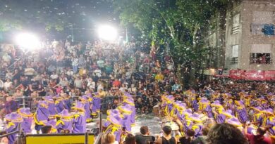 Desfile na Rua Isla de Flores y Aquillez Lanza Llhamadas de Carnaval em Montevideo