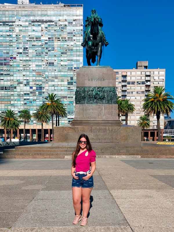 Monumento em homenagem ao general Artigas no centro da Praça Independencia