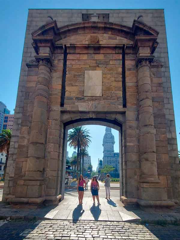 Porta de la Ciudatela é um dos pontos turisticos de o que fazer em Montevideo na Ciudad Vieja