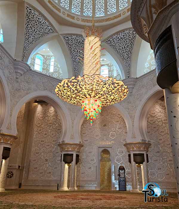 Maior lustre do mundo no interior da Mesquita Sheikh Zayed feito de 10 toneladas de ouro e Cristais Swarovksi