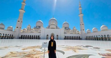 Eu no pátio da Mesquita Sheikh Zayed