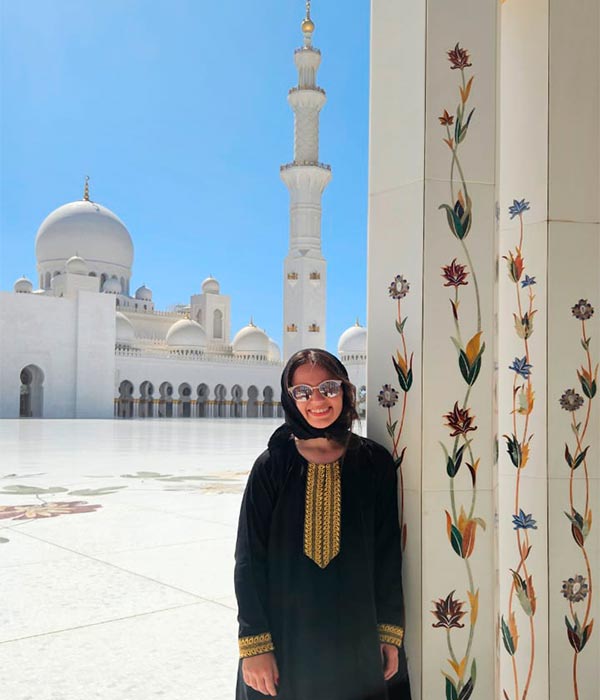 Um bate e volta para Abu Dhabi vale a pena para ver o interior da Mesquita Sheikh Zayed com colunas todas pintadas a mão com flores coloridas