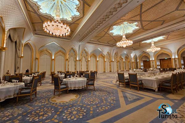 Sala de jantar grandiosa com lustres de cristais no interior do Qsar Al Watan