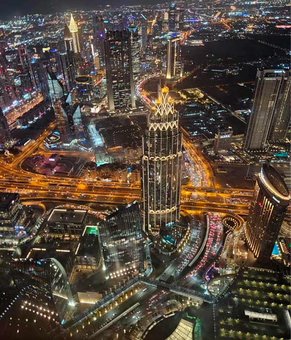 A vista do topo do Burj Khalifa é uma ótima opção de o que fazer em Dubai a noite