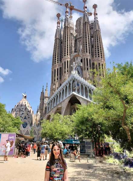 O que fazer em Barcelona de graça em frente a fachada da Basílica da Sagrada Família de Gaudí