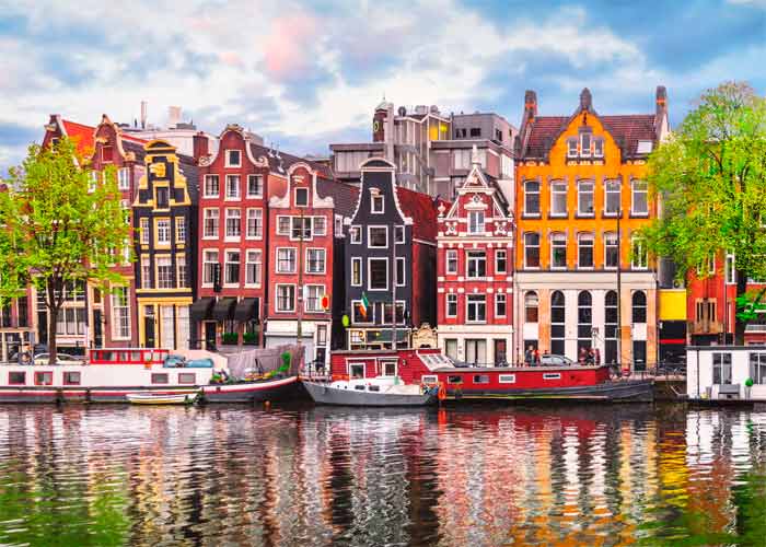 Casinhas coloridas e passeios de barco em Canais da Holanda é o melhor passeio para quem procura o que fazer em Amsterdã de graça